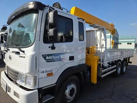 현대 메가트럭 7.5톤 카고크레인 2017년식 메가트럭 카고크레인 운전석 쪽